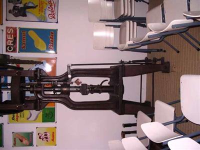 88779.jpg; 88779; Machine om hakken te maken met stalen pennen.; Hakken machine