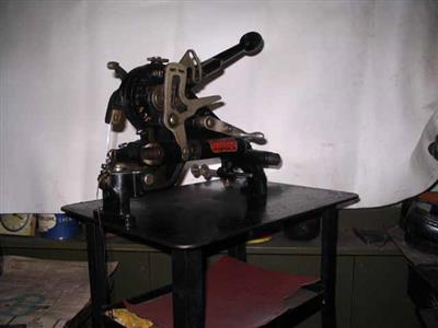 88792.jpg; 88792; Machine voor het naaien van de loopzool op de binnenzool.; Aflapmachine