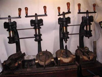 88794.jpg; 88794; Pers gebruikt voor het persen en lijmen van zolen, op een houten tafel.; Zolenpers