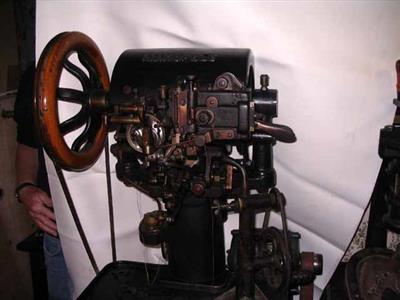 88797.jpg; 88797; Machine voor het naaien van de loopzool op de binnenzool; Aflapmachine