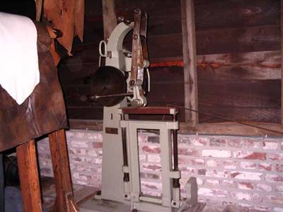 88800.jpg; 88800; Machine voor het afwerken en glanzend maken van het leer.; glansstootmachine