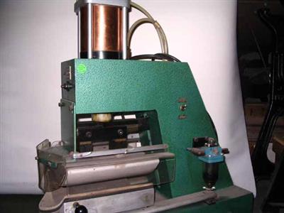 88803.jpg; 88803; Machine om thermoplastische neuzen in de schachten te persen; neuzenpers