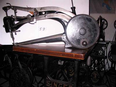 88819.jpg; 88819; Machine voor het stikken van reparaties; lange arm stikmachine