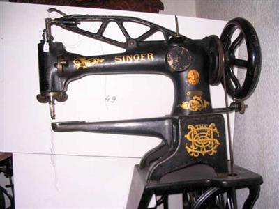 88829.jpg; 88829; Machine voor het stikken van laarzen uit de nalatenschap van Augustinus LaFleur uit Roermond; reparatie machine