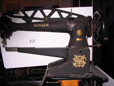 88839.jpg; 88839; Machine om laarzen te stikken.; lange arm stikmachine