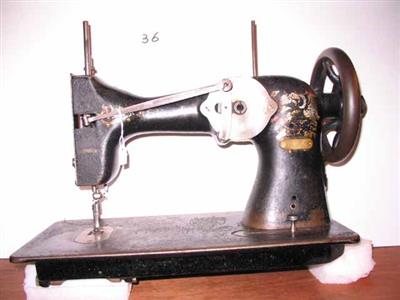 88842.jpg; 88842; Machine voor het stikken van voeringen.; plat stikmachine