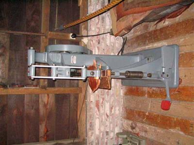 88879.jpg; 88879; Machine voor het afwerken en glanzend maken van het leer.; glansstootmachine