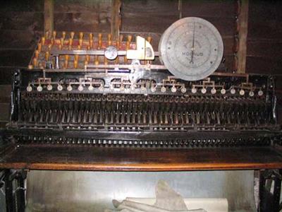 88880.jpg; 88880; Machine voor het meten van het oppervlakte van het leer, deze machine meet in voeten (30x30cm).; meetmachine