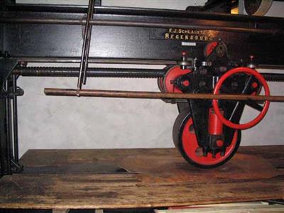 88881.jpg; 88881; Machine voor het walsen of persen van het zoolleer of tuigleer.; karrewals