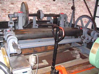 88883.jpg; 88883; Machine om het water uit het leer te persen en het leer uit te zetten.; Uitzetter