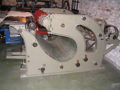 88886.jpg; 88886; Machine voor het uitpersen en uitzetten van kleine huiden.; Uitzetter