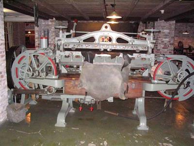 88887.jpg; 88887; Machine voor het splitten van te dikke huiden, afkomstig uit de voormalige lederfabriek C&A van Gorp te Dongen; split machine