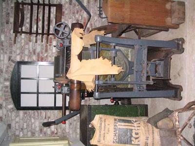 88891.jpg; 88891; Machine om huiden op gelijkmatige dikte af te schuren,; schaafmachine