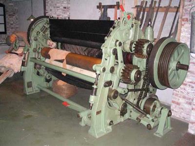 88893.jpg; 88893; Mangel om het water uit het leer te persen, tevens werden de huiden uitgezet.; Uitzetter