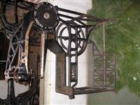 88908.1.jpg; 88908; Machine gebruikt om laarzen en trenzen van schoenen te stikken.; vrije arm stikmachine