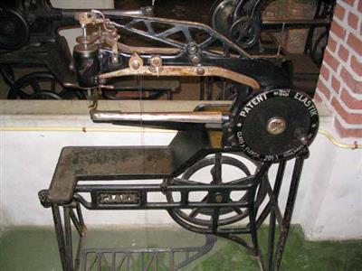 88908.jpg; 88908; Machine gebruikt om laarzen en trenzen van schoenen te stikken.; vrije arm stikmachine