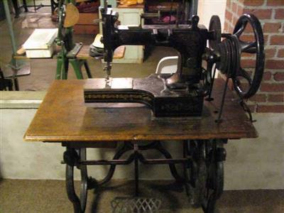 88910.jpg; 88910; Stikmachine gebruikt voor het stikken van textiel en tassen; plat stikmachine