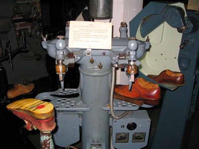 88952.jpg; 88952; Machine om de geverfde of in de was gezette zoolkanten te poetsen.; kantenlikker