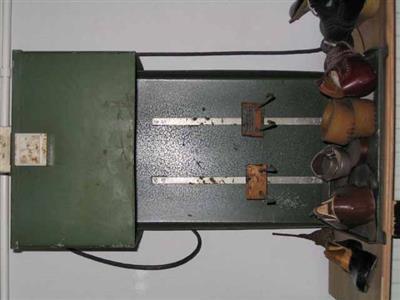 88958.jpg; 88958; Kast om de zolen die gelijmd zijn te activeren, verwarmd de lijm.; activeermachine