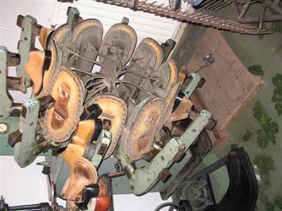 88960.jpg; 88960; Draaiende pers om loopzolen onder schoenen te persen.; Zolenpers