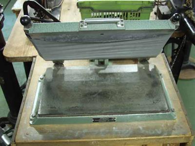 88962.jpg; 88962; Machine voor het aftekenen van voort en hielen voor het stikwerk.; Aftekenmachine