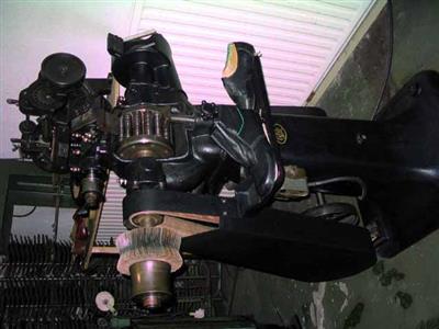 88969.jpg; 88969; Machine om spijkers en plooien aan te kloppen (egaliseren) als voorbereiding voor het opzolen.; aanklopper