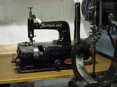 88977.jpg; 88977; machine om omboekkanten te schalmen; schalmmachine