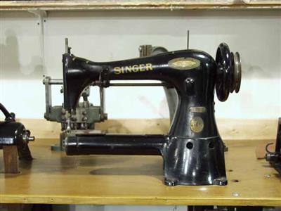 88978.jpg; 88978; Machine om o.a. portefeuilles en horlogebandjes te stikken.; één naalds lockstikmachine