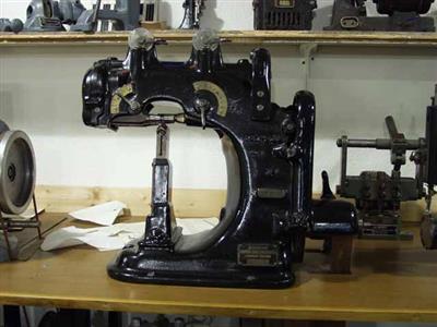 88979.jpg; 88979; machine om spannaad uit te wrijven en een bandje in te plakken; spannaad uitwrijver