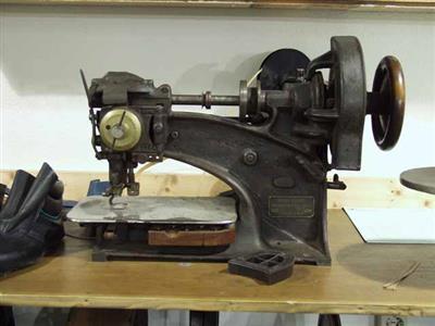 88982.jpg; 88982; Machine om gaatjes te maken in de schacht; perforeermachine