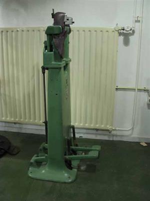 88999.jpg; 88999; Machine bestaande uit zuil met twee contrefort vormen.; contrefort intrapmachine