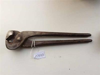89431.jpg; 89431; Metalen stuk gereedschap, bedoeld om spijkers uit te trekken.; nijptang