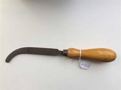 89448.jpg; 89448; schoenmakersgereedschap om de hakboord te vijlen precies op de plaats waar deze het overleer raakt; boordvijl