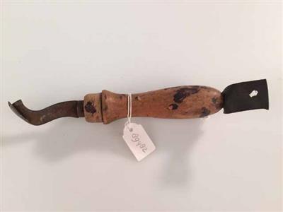 89482.jpg; 89482; Snijgereedschap met opstaande veiligheidsrand om het oppervlak van een rand (kant) af te werken nadat deze binnengenaaid is. De veiligheidsrand moet voorkomen dat tijdens het snijden ook in het bovenleer gesneden wordt.; randmes