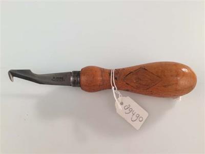 89490.jpg; 89490; Snijgereedschap om het oppervlak van een rand (kant) af te werken nadat deze binnengenaaid is.; randmes