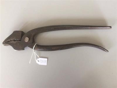 89525.jpg; 89525; tang om leer over leest heen te trekken alvorens het leer vast te nagelen; zwiktang, zweeds model