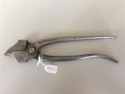 89527.jpg; 89527; tang om leer over leest heen te trekken alvorens het leer vast te nagelen; zwiktang, zweeds model