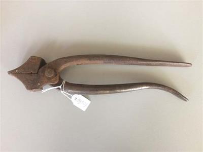 89529.jpg; 89529; tang om leer over leest heen te trekken alvorens het leer vast te nagelen; zwiktang, Continentaal model