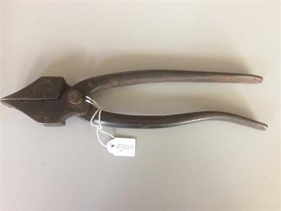 89530.jpg; 89530; tang om leer over leest heen te trekken alvorens het leer vast te nagelen; zwiktang, Continentaal model