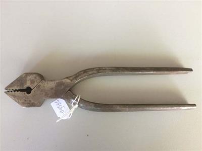 89535.jpg; 89535; tang om leer over leest heen te trekken alvorens het leer vast te nagelen; zwiktang, Continentaal model