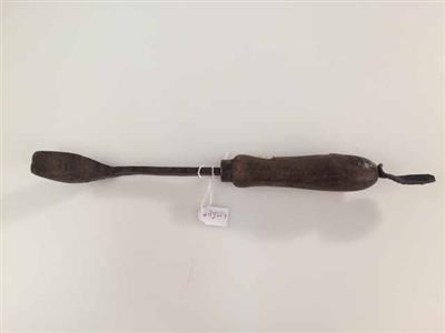 89554.jpg; 89554; gereedschap voor het afvijlen van houten pennen op de binnenzool van een laars; houtenpennenrasp