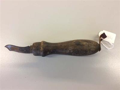 89561.jpg; 89561; snijgereedschap om het oppervlak van een rand (kant) af te werken nadat deze binnengenaaid is.; randmes