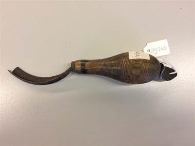 89563.jpg; 89563; snijgereedschap om het oppervlak van een rand (kant) af te werken nadat deze binnengenaaid is.; randmes