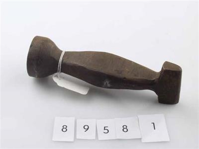 89581.jpg; 89581; hamer zonder steel voor het omvouwen en vastkloppen van overleer; omboekhamer