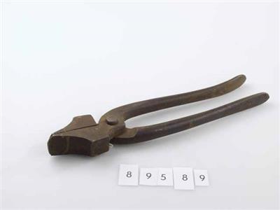 89589..jpg; 89589; tang om leer over leest heen te trekken alvorens het leer vast te nagelen; overhaaltang