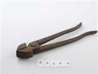 89589.jpg; 89589; tang om leer over leest heen te trekken alvorens het leer vast te nagelen; overhaaltang