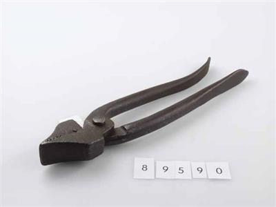 89590.jpg; 89590; tang om leer over leest heen te trekken alvorens het leer vast te nagelen; overhaaltang