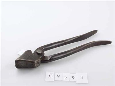 89591.jpg; 89591; tang om leer over leest heen te trekken alvorens het leer vast te nagelen; overhaaltang