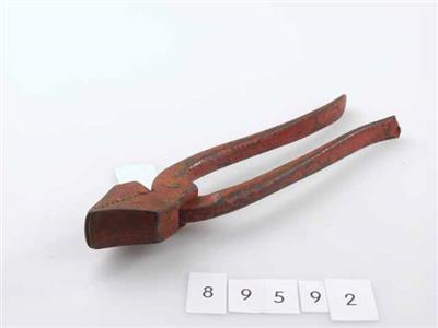 89592.jpg; 89592; tang om leer over leest heen te trekken alvorens het leer vast te nagelen; overhaaltang