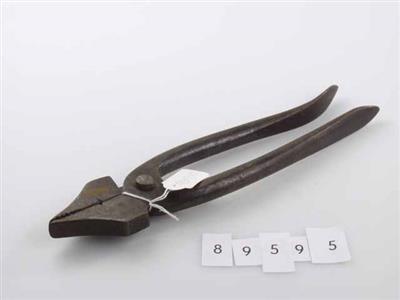 89595.jpg; 89595; tang om leer over leest heen te trekken alvorens het leer vast te nagelen; overhaaltang